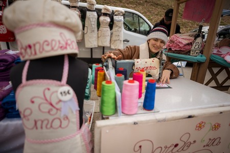 Črna nedelja na Ravnah znova združila tradicijo, kulinariko in živahno dogajanje (8)